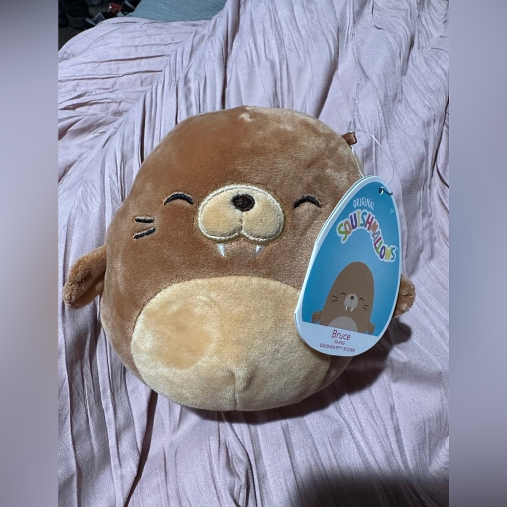 BNWT 5” bruce the walrus squishmallow!